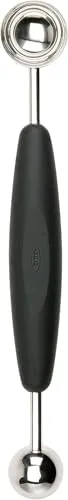 OXO Melonenausstecher, doppelseitig 39781 - Praktischer Melonenausstecher aus robustem Edelstahl für gleichmäßige Kugeln. Ergonomischer Griff sorgt für bequemen Halt. Ideal für kreative Obstsalate und Desserts.