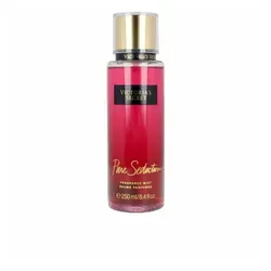Victoria's Secret Pure Seduction Nebel, 240 ml - Body Spray für Damen mit einer neuen, verbesserten Formel, die einen individuellen Duft aus roten Pflaumen und Freesien bietet, für ein geschmeidiges Hautgefühl und Selbstvertrauen den ganzen Tag.