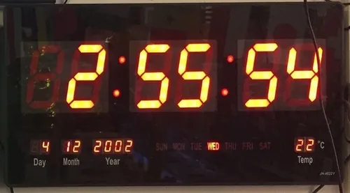 emeco Wanduhr XL - große LED Digitaluhr mit Datum, Temperatur und Alarm - Wanduhren für Zuhause und Büro, große LED-Anzeige mit Temperatur- und Datumsfunktion, perfekt für gute Lesbarkeit und vielseitige Nutzung in verschiedenen Räumen.