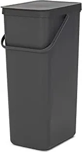 Brabantia Recyclingeimer Sort & GO 40 L Grau - Platzsparender Recyclingeimer für umweltbewusste Haushalte. Inklusive gratis PerfectFit-Müllbeutel und leicht zu entleeren dank Tragegriff. 100 % recycelbar und Cradle-to-Cradle zertifiziert.