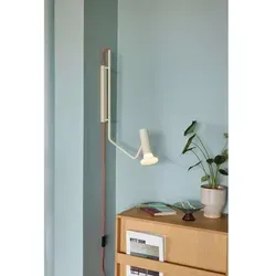 Hübsch Interior Wally Wandleuchte, sand - Wandleuchte aus edlem Glas und Metall, skulpturale Form für eine besondere Note in Ihrer Leseecke, ideal für stilvolle Wohnräume.