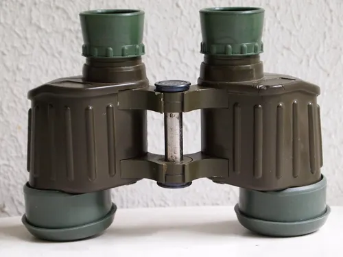 Hensoldt Wetzlar Fero D16 8x30 Fernglas - Robustes Fernglas für Jäger und Outdoor-Enthusiasten, ideal für Naturbeobachtungen mit nur 0,70 kg Gewicht und einem 30 mm Durchmesser.