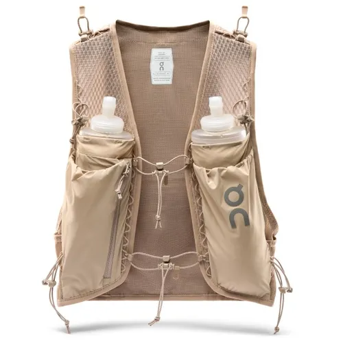 On - Ultra Vest Pro - Trinkrucksack Gr S beige - Trailrunning-Weste in Beige, Größe S, mit Hydrapak-Flasks. Ideal für lange Strecken und komfortablen Tragekomfort. Hergestellt aus 85% recyceltem Polyamid und 15% Elasthan.