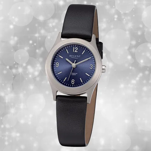 Regent Damen Armbanduhr mit schwarzem Lederarmband URF1439 - Elegante Damenarmbanduhr mit analoger Anzeige und hochwertigem Titan-Gehäuse. Das schwarze Lederarmband und das blaue Zifferblatt verleihen einen stilvollen Look. Ideal für den Alltag!