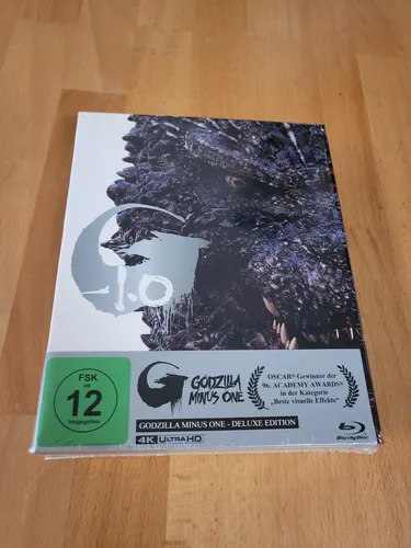 Godzilla Minus One - Deluxe Edition 4K Ultra HD + Blu-ray - Epischer Monsterfilm in 4K Ultra HD, FSK ab 12, inklusive 3 Blu-rays für das ultimative Filmerlebnis. Ideal für Fans von Action und Sci-Fi!