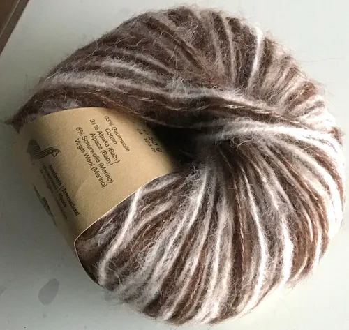 Lana Grossa Natural Alpaca Pelo Color 0208 - Rohweiß/Dunkelbraun - Strickgarn aus 63% Baumwolle und 31% Baby-Alpakafasern, ideal für kreative Projekte wie Pullover und Schals. Flauschig und weich für ein luxuriöses Strickerlebnis!