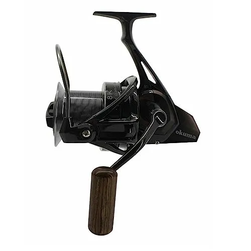 Okuma 8K Karpfenrolle BIG Pit - Hochleistungs-Carp Reel - Angelrollen für Süß- und Salzwasser, mit robuster Aluminiumspule und 18 kg Bremskraft – ideal für anspruchsvolle Angler.