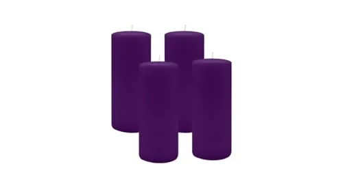 Kopschitz Stumpenkerzen 4er Set Violett 60x200 mm - Stumpenkerzen in Violett, 4er Set, aus 100% Paraffin. Ruß- und tropffrei mit einer Brenndauer von bis zu 71 Stunden – ideal für stimmungsvolle Adventsdekoration.