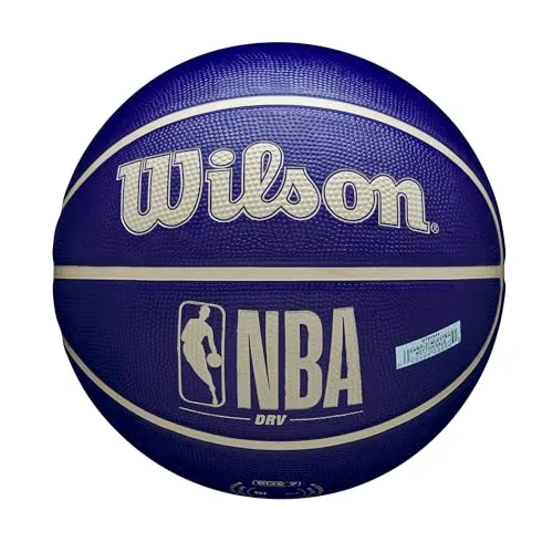 Wilson NBA DRV Basketball Outdoor – Offizieller Outdoor-Basketball Größe 7 mit rutschfester Oberfläche - Optimale Ballkontrolle dank rutschfester Oberfläche für intensives Training. Strapazierfähig und langlebig, perfekt für den Einsatz auf Outdoorcourts. Mit modernem NBA-Design für authentisches Spielgefühl.