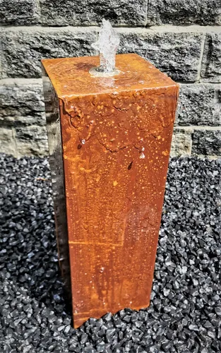 Säulenbrunnen Cortenstahl 60 cm mit LED-Beleuchtung - Eleganter eckiger Säulenbrunnen aus Cortenstahl, inklusive Pumpe und warmweißer LED-Beleuchtung. Ideal für Ihren Garten, sorgt für entspannendes Plätschern und stimmungsvolle Akzente.