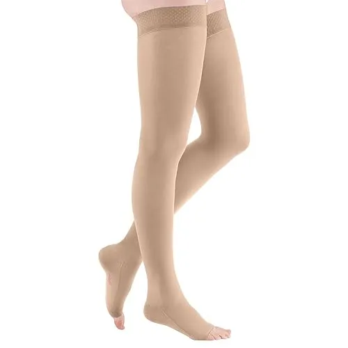 mediven comfort CCL2 AG Kompressionsstrümpfe - Sportsocken mit Noppenhaftband III, ideal für optimalen Halt und Unterstützung bei venösen Beschwerden, Größe normal (72-83 cm), ohne Fußspitze in elegantem Beige.