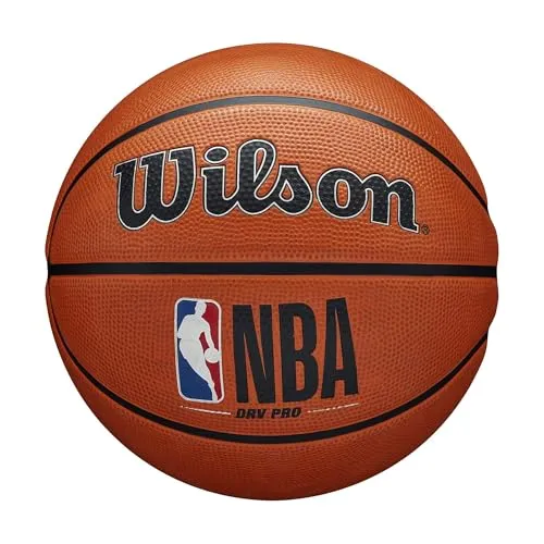 Wilson Basketball NBA DRV PRO - Outdoor, Größe 7, Tackskin Gummi - Robuster Basketball für Outdoor-Action mit Tackskin Cover für ultimativen Grip bei jedem Wetter. Ideal für leidenschaftliche Spieler, die Langlebigkeit suchen.