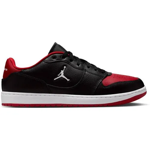 Nike JORDAN COURT CONNECT Sneaker Herren – Schwarz/Weiß/Rot, Größe 45 - Basketball-inspirierte Sneaker mit strapazierfähigem Leder, Belüftung durch Perforation und markantem Jumpman-Logo. Ideal für sportliche Aktivitäten und den Alltag.