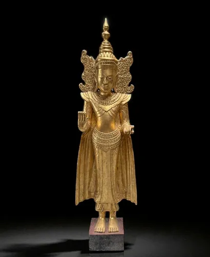 Asien LifeStyle Buddhafigur aus Teakholz - Buddhafigur aus Birma, ca. 130-150 Jahre alt, in der Schutzgeste (Abhaya Mudra) mit meisterhafter Handwerkskunst und spiritueller Symbolik. Ein wertvolles Sammlerstück für Liebhaber buddhistischer Kunst.
