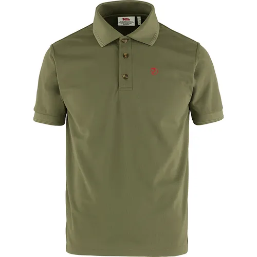 Fjällräven Crowley Piquet Herren Poloshirt – Oliv M - T-Shirt & Hemd aus recyceltem Polyester, feuchtigkeitsregulierend und ideal für Stadt und Berge, mit sportlichem Design und seitlich geschlitztem Saum.