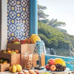 Kartell Big Battery Tischlampe - Dimmbare Batterieversion in Blau - Tischlampe für Indoor & Outdoor, entworfen von Ferruccio Laviani, mit dimmbarer Funktion und stylischem Design aus transparentem PMMA.