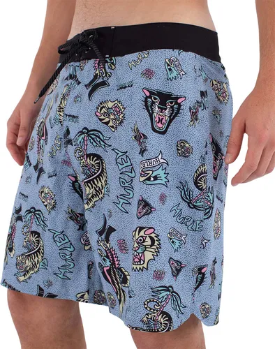 HURLEY PHANTOM ART 18 Boardshort 2026 worker blue - 31 - Stylische 18" Boardshorts für Herren, ideal für aktive Tage am Wasser. Der Kordelzug sorgt für eine perfekte Passform, während die spezielle Technologie für optimale Bewegungsfreiheit sorgt. Teil der Etam-Kollektion.