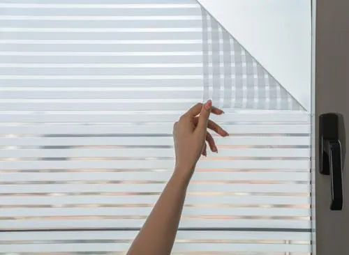 MARAPON® Fensterfolie mit Streifenmuster [118x200 cm] - Sichtschutz mit statischer Haftung - MODERNER SICHTSCHUTZ: Die selbsthaftende Fensterfolie bietet Sichtschutz und Tageslichteinfall. Ideal für Homeoffice und Wohnräume. Einfache Montage ohne Kleber, jederzeit repositionierbar, für flexibles Wohnen.