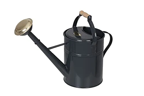 Garden Tool Brothers Gießkanne British Can Classic 9 Liter - Gießkanne aus verzinktem Metall im British Style, perfekt ausbalanciert und mit Holzgriff für komfortables Gießen, ideal für Gartenliebhaber.