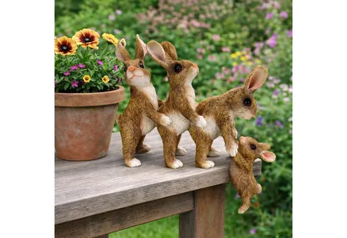 Online-Fuchs Gartenfigur Hasen Polonaise - Kantenhocker für außen - Diese charmante Gartenfigur zeigt vier süße Hasen in einer lebendigen Szene. Aus wetterfestem Polyresin gefertigt, eignet sie sich perfekt für die Dekoration am Rand von Tischen oder Blumentöpfen und bringt Freude in jeden Garten.