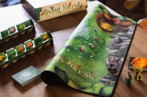 Pegasus Spiele Living Forest: Spielmatte - Gesellschaftsspiele; Hochwertige Spielmatte für Kennerspiele, langlebig und flexibel gestaltbar für ein optimales Spielerlebnis.