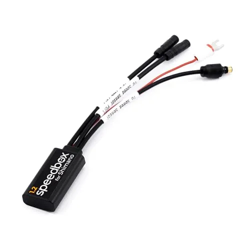 SpeedBox 1.2 für Shimano E-Bike Motoren - E-Bike Tuning-Chip für Shimano E8000, E7000, E6100, E5000. Einfach zu bedienen mit der LIGHT-Taste und ermöglicht höhere Geschwindigkeiten für ein verbessertes Fahrerlebnis.