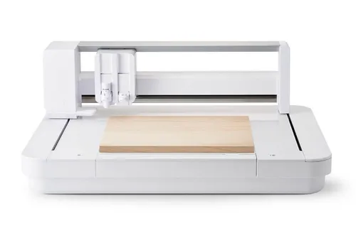 Silhouette Schneideplotter Curio 2 - Vielseitiger Flachbrettplotter - Stanzer für Papier, Folie, Stoff und mehr, mit max. Schnittbreite von 305 mm und automatischem Messer für einfache Handhabung. Ideal für kreative Projekte und präzise Ergebnisse.