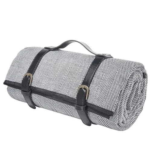 BUTLERS Picknickdecke Wanderlust – Faltbare Campingdecke 150 x 200 cm - Genießen Sie Komfort im Freien mit unserer wasserdichten Picknickdecke. Sie ist gepolstert, leicht zu transportieren und ideal für Picknicks, Strandbesuche oder gemütliche Stunden im Garten. Perfekt für bis zu 4 Personen.