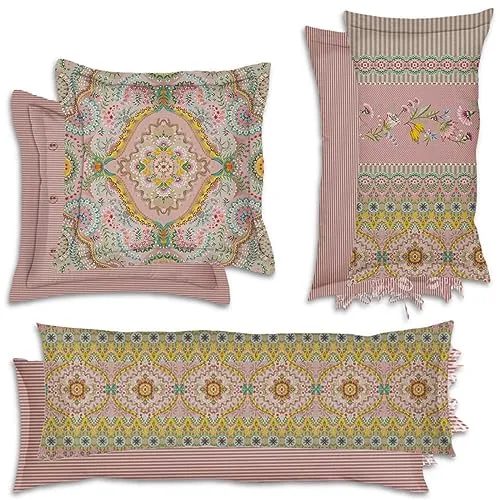Pip Studio Dekokissen Majorelle Carpet Pink – Wendeoptik mit Blumenmuster - Romantisches Dekokissen aus 100% Baumwolle in Perkal-Qualität. Mit beeindruckendem Blumenmuster und flexibler Wendeoptik. Öko-Tex-Standard 100 geprüft, waschbar bei 40 Grad. Ideal zur Verschönerung Ihres Wohnraums.