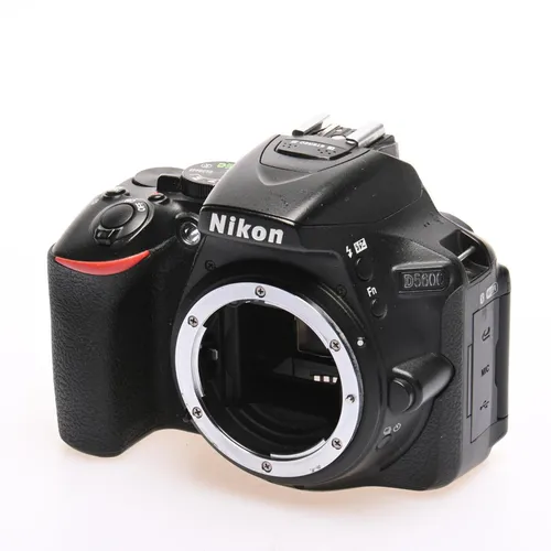Nikon D5600 – 24MP DSLR Kamera in Schwarz - Spiegelreflexkamera mit 24MP Auflösung, ideal für Einsteiger und Fortgeschrittene, ausgestattet mit Gesichtserkennung und kompaktem Design für großartige Aufnahmen.