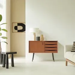 Tikamoon Sideboard Simen Anrichte aus Teak 100 cm - Stylisches Sideboard im Vintage-Stil mit abnehmbaren Metallfüßen, aus hochwertigem Teakholz. Bietet viel Stauraum durch 4 Schubladen und ein großes Fach hinter einer Tür.