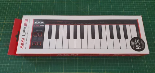 AKAI Professional LPK25 MKII B-Stock - Kompaktes Laptop Keyboard - Audio/MIDI-Controller; 25 anschlagdynamische Minitasten, ideal für mobile Musikproduktion, inkl. MPC Beats Software und USB-Kabel, B-Stock mit Garantie und leichten Gebrauchsspuren.
