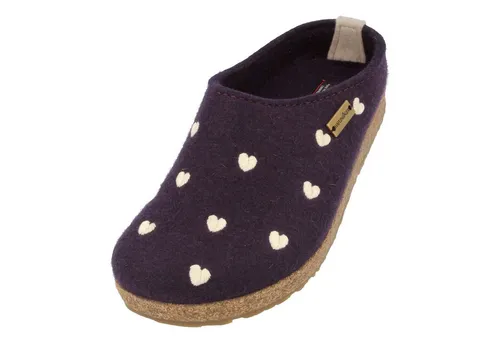 Haflinger Grizzly Cuoricino Filzclog - Lila Hausschuh mit Herzmotiv - Bequemer Filzclog in Größe 40 für drinnen. Aus reinem Wollfilz, mit Kork-Latex Fußbett für optimalen Komfort. Ideal für entspannte Stunden zu Hause.