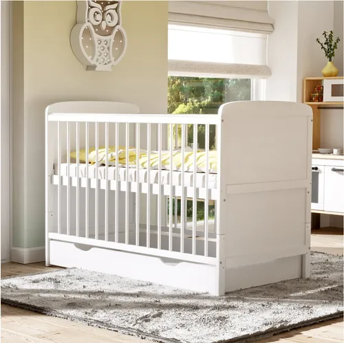 Baby-Delux Babybett Gitterbett Natalie 2in1 140x70 Weiß - Gitterbett mit 3-fach höhenverstellbarem Lattenrost, herausnehmbaren Schlupfsprossen und integrierten Beißschienen für Sicherheit und Komfort. Inklusive Kokos-Buchweizen Matratze für optimalen Schlaf.