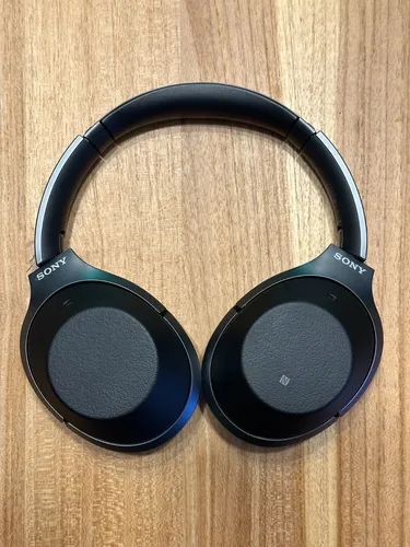Sony WH-1000XM2 - Bluetooth Over-Ear Kopfhörer in Schwarz - Premium Kopfhörer mit fortschrittlicher Geräuschunterdrückung und bis zu 30 Stunden Akkulaufzeit, ideal für Musikliebhaber auf Reisen.