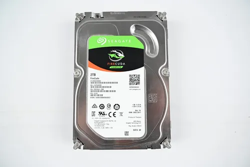 Seagate Gaming SSHD Hybrid Festplatte ST2000DX002 2TB - 2TB SSHD mit 7200 RPM und 64MB Cache, ideal für Gamer. Kombiniert die Geschwindigkeit von SSDs mit der Kapazität von HDDs und sorgt für flüssige Ladezeiten.