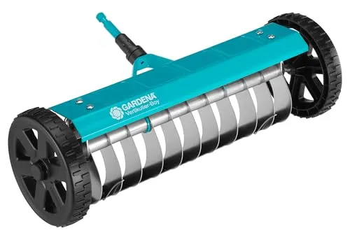 Gardena combisystem-Vertikutier-Boy: Effektiver Hand-Vertikutierer mit 32 cm Arbeitsbreite - Vertikutierer für Rasenpflege: Entfernt Moos und Rasenfilz mühelos mit robusten Rädern und Hubachse für kraftsparendes Arbeiten.