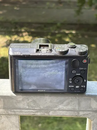 Sony Cyber-shot DSC-HX50 Digitalkamera mit 30x Superzoom - Kompaktkamera mit 20.4 MP und 30x optischem Zoom, ideal für detailreiche Aufnahmen. Mit WiFi-Funktion für einfache Bildübertragung.