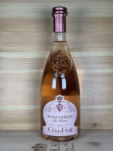 Cà dei Frati Rosa dei Frati Riviera del Garda Classico DOC 2022, 0.75 l - Italienischer Roséwein aus der Region Veneto. Er überzeugt mit frischen Aromen und einer harmonischen Note. Ideal zu leichten Sommergerichten und perfekt für gesellige Abende. Genieße ihn bei 8-10 °C.