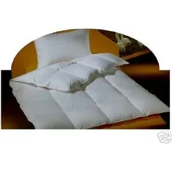 Betten Hofmann Classic Kassetten Daunendecke 135x200 cm - Bettdecken für ganzjährigen Komfort, 24 Kassetten mit 3 cm Innenstegen sorgen für optimale Wärme und verhindern Kältezonen. Füllung: 1060 g hochwertige ungarische Daunen, waschbar bis 60°C.