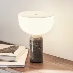 Kizu Portable Tischleuchte Grey - Elegante Designlampe - Die Kizu Portable Tischleuchte vereint skulpturale Formen und hochwertige Materialien. Mit ihrem Marmorsockel und der wiederaufladbaren Batterie ist sie die perfekte blendende Lichtquelle für jeden Raum.