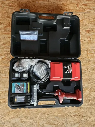 Delta Batterie Kettenzug 18V DC - 0,25t Tragkraft - Werkstatteinrichtung mit 10m Hubhöhe, ideal für stromunabhängige Einsätze. Inklusive Ersatzakku und Schnellladegerät für effiziente Nutzung.