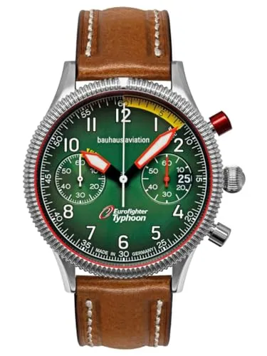 Bauhaus Herrenuhr Aviation Eurofighter 25764 - Dunkelgrün & Braun - Elegante Bauhaus Herrenuhr mit dunkelgrünem Zifferblatt und braunem Lederarmband. Ideal für stilbewusste Träger, die Wert auf zeitloses Design legen.
