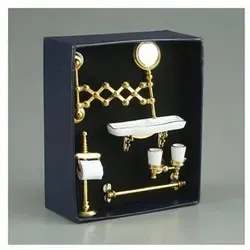 M.W. Reutter Badezimmer Accessoires Miniatur Set - Entdecken Sie das M.W. Reutter Badezimmer Accessoires Miniatur Set im Maßstab 1:12. Ideal für Puppenstuben, mit filigraner Verarbeitung und Liebe zum Detail, perfekt für Sammler und Miniatur-Enthusiasten.
