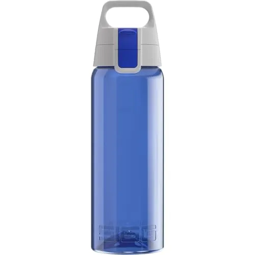 Sigg Total Color Blue Trinkflasche (0.6 L) - SPORTFLASCHE: Mit dem innovativen ONE-Verschluss wird Trinken zum Kinderspiel. Diese auslaufsichere Trinkflasche aus leichtem Tritan ist unzerbrechlich und ideal für den Alltag. Genießen Sie ein sicheres und angenehmes Trinkerlebnis!