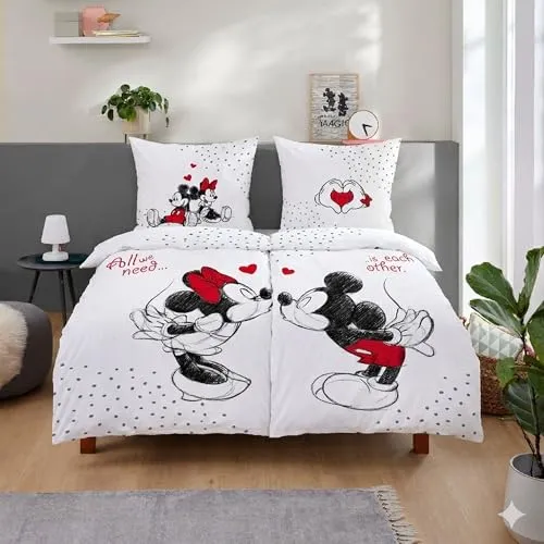 Wende-Bettwäsche Set Disney Classic Mickey und Minnie Mouse in Love 135x200 - Bettwaren-Set für Kinder, 4-teilig mit süßem Wendedesign von Mickey und Minnie Mouse, aus 100% Baumwolle, waschbar bis 60 Grad, ideal als Geschenk für Disney-Fans.