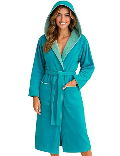 Morgenstern Damen Bademantel Leonie mit Kapuze aus 100% Baumwolle - Geräumiger Damenbademantel in Größe L, aus 100% Baumwolle gefertigt. Ideal zum Entspannen nach dem Baden, mit Kapuze und praktischen Taschen für Wertsachen.