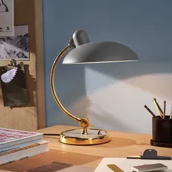 Kaiser Idell Tischleuchte 6631 easy grey - Elegante Tischleuchte im Bauhaus-Stil, entworfen von Christian. Ein Meisterwerk aus hochwertigem Material und präziser Verarbeitung, das jedem Raum einen Hauch von zeitloser Eleganz verleiht.