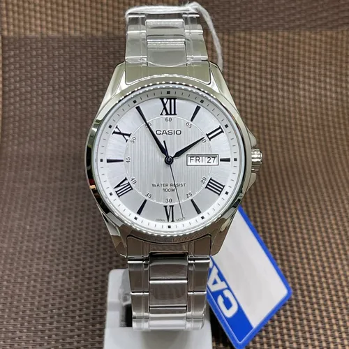CASIO Herrenuhr MTP-1384D-7A2VDF mit Box - Elegante CASIO Herrenuhr MTP-1384D-7A2VDF mit präzisem Quarzwerk und stilvollem Edelstahlarmband. Perfekt verpackt in einer exklusiven Box, ideal als Geschenk.