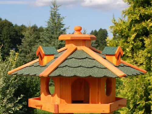 DSH DEKO SHOP HANNUSCH Vogelhaus mit Bitumschindeln - Vogelhäuser, wetterfestes Vogelhaus mit Bitumschindeln für optimalen Wetterschutz und lange Haltbarkeit, ideal für Ihren Garten.